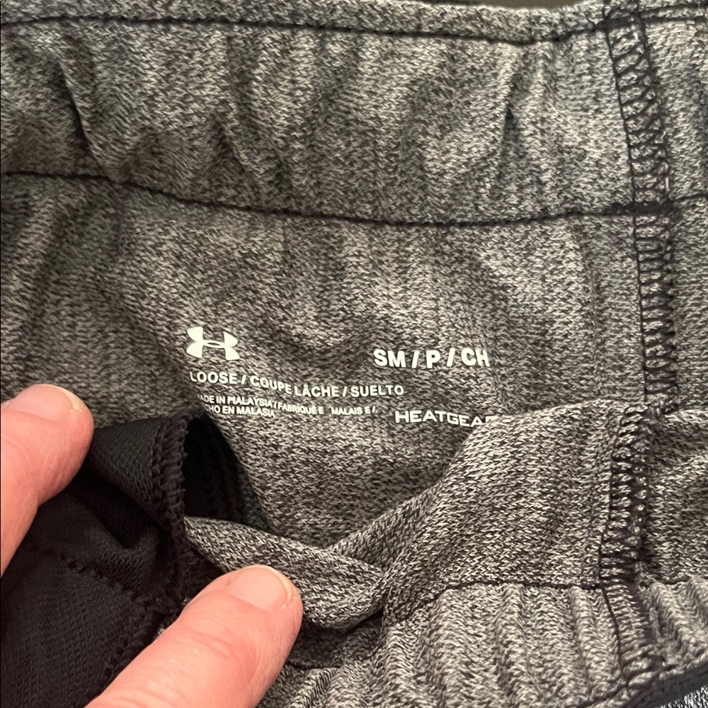 Under Armour Black Tank and Gray Shorts Set - Picture 4 of 9